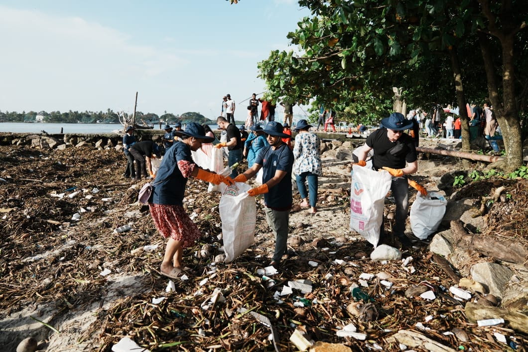 Beach cleanup volunteer